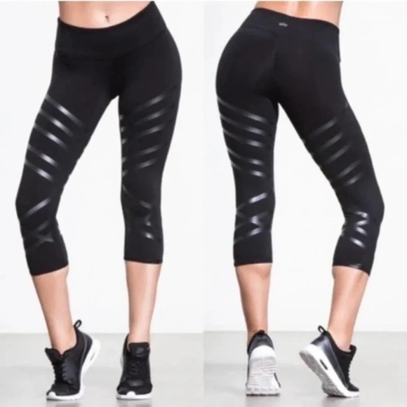 ALO Airbrush Linear Striped Capri Legging in Black Size Large - Picture 1 of 12